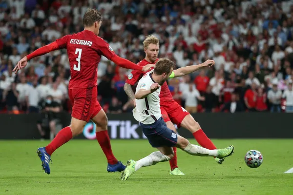 Harry Kane saat membobol gawang Denmark di menit 104' dan memastikan Inggris menang atas The Dinamit dengan skor 2-1. (Foto/Twitter.com/@euro2020)