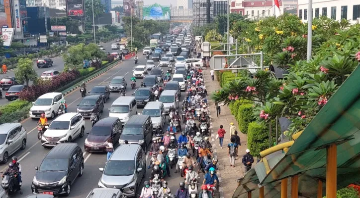 Kemacetan terjadi sebagai dampak program vaksinasi massal Covid-19 yang digelar di Stadion Patriot Candrabhaga, Kota Bekasi, Kamis (8/7/2021). (foto: ist)