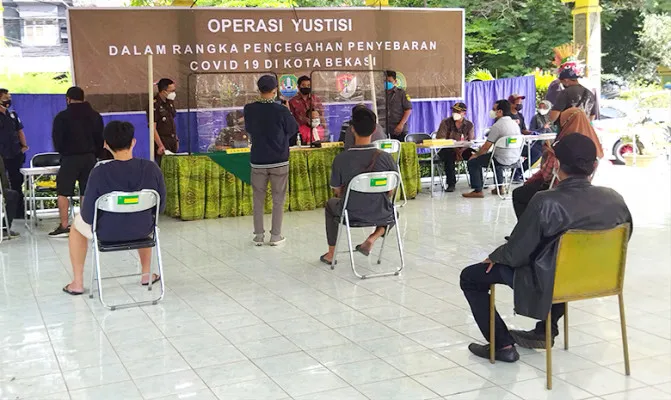 Sebanyak 24 orang terjaring operasi yustisi Kota Bekasi, dengan total denda Rp1,3 juta. (Foto/Cr02)