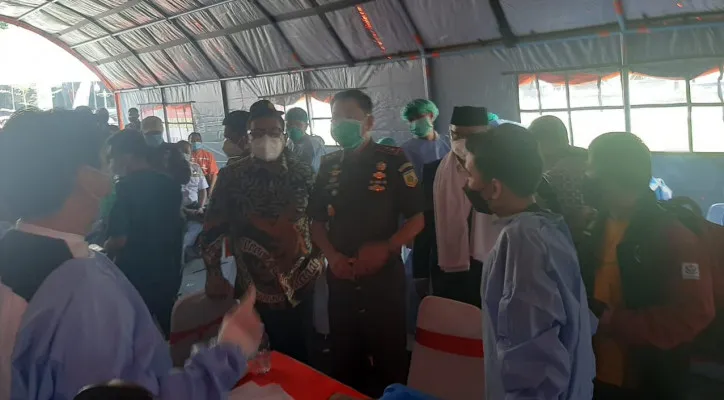 Kajati Banten Asep Nana Mulyana saat meninjau vaksinasi. (ist)