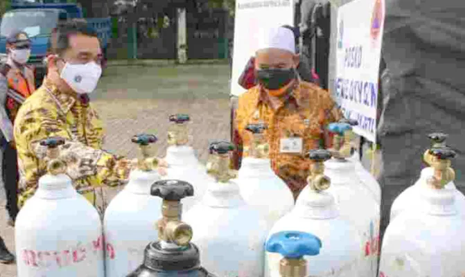 Wakil Gubernur DKI Ahmad Riza Patria, meninjau posko Oxygen Rescue di Monas, Gambir. (Foto/PemprovDKI)