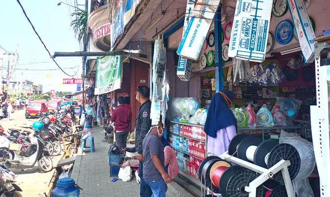 Kondisi pasar Rangkasbitung saat diberlakukan PPKM Darurat. (Foto/Yusuf)