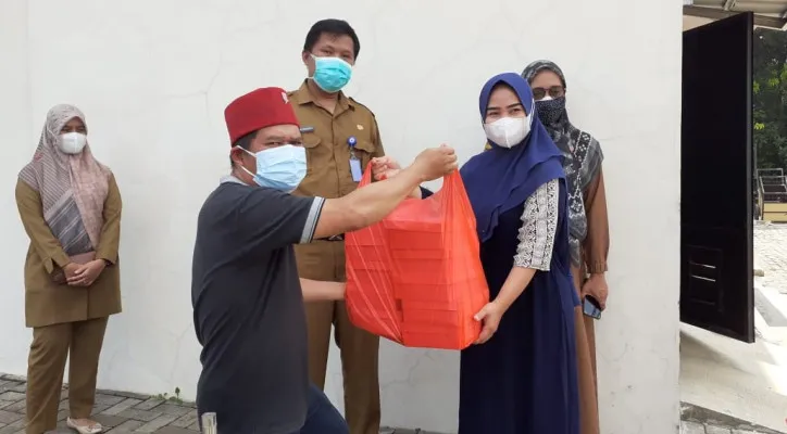 Penyerahan bantuan unutk nakes di Lebak. (yusuf)