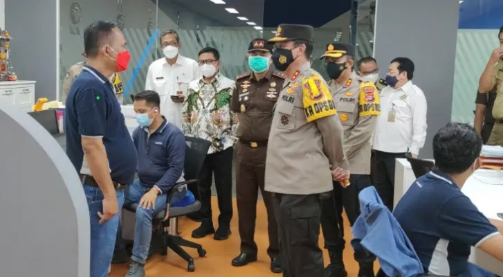 Kapolres Serang saat mengunjungi 2 pabrik di wilayah kabupaten serang. (ist)