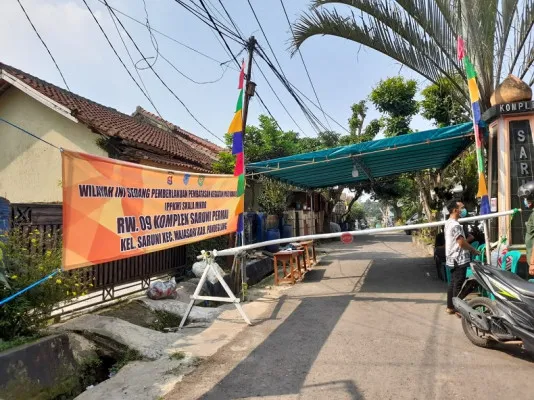 Pintu masuk kelurahan Saruni ditutup warga. (Foto/KelurahanSeruni)