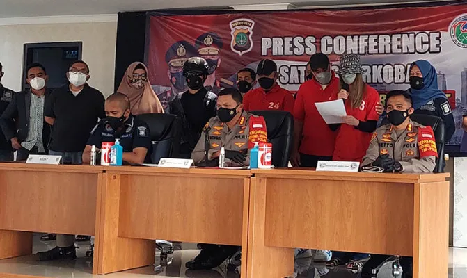 Kapolres Metro Jakarta Pusat Kombes Pol Hengki Haryadi (tengah) saat konferensi pers terkait kasus narkoba Nia Ramadhani dan Ardi Bakri di Polres Metro Jakarta Pusat. (Foto/cr-05)