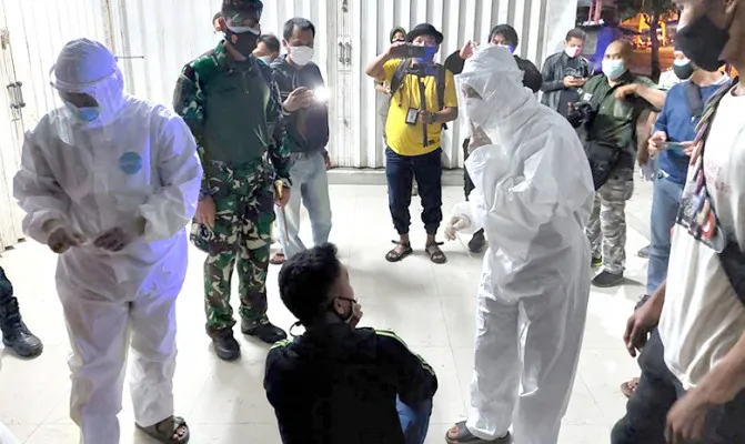 Petugas melakukan swab test terhadap pelanggar PPKM Darurat di Lebak. (Foto/yusuf)