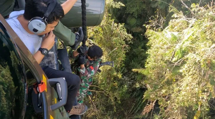 Prajurit TNI Koopsgabssus melakukan penyergapan terhadap teroris MIT Poso. (foto: puspen tni)