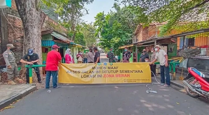 Jalan lingkungan warga yang ditutup karena dijadikan jalur tikus. (foto: dok. warga)