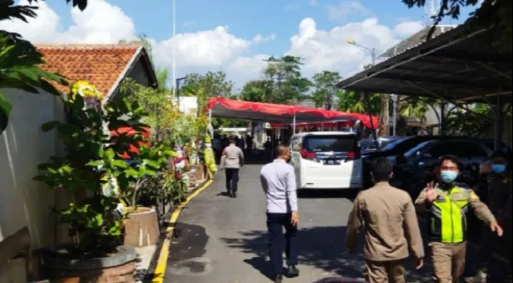 Suasana rumah duka Bupati Bekasi, Eka Supria Atmaja, Senin (12/7/2021) (cr02)