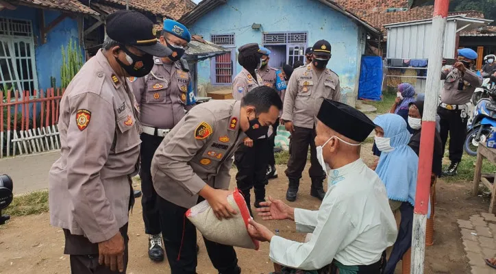 Kapolres Serang AKBP Mariyono saat membagikan paket sembako dan alat kesehatan. (foto: ist)