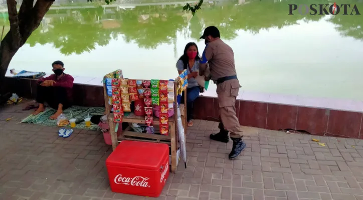 Penyerahan bantuan oleh Satpol PP kepada PKL di Rangkasbitung. (foto: yusuf permana)