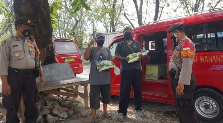 Polisi Polsek Kelapa Gading membagikan beras kepada sopir angkot. (foto: dok. polisi)