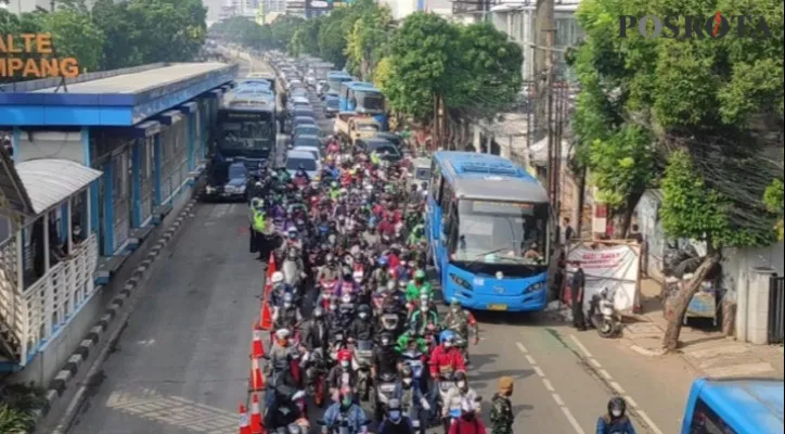 Suasana Pos Penyekatan Jl. Mampang Prapatan Raya, Mampang, Jakarta Selatan. (foto:adji)