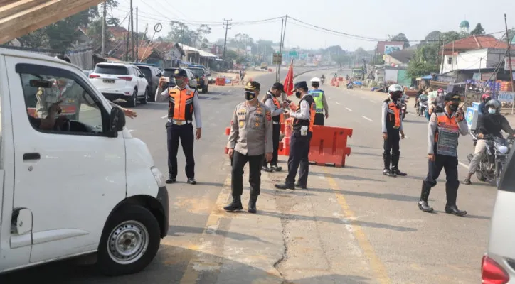 Kapolresta Bogor Kota Kombes Susatyo memutar kendaraan di pos penyekatan simpang Salabenda. (ist)