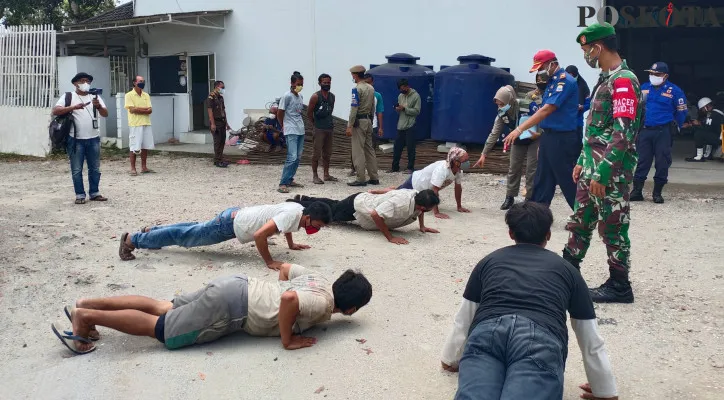 Puluhan karyawan gudang dikenakan hukuman push up lantaran tidak pakai masker. (foto: yusuf permana)