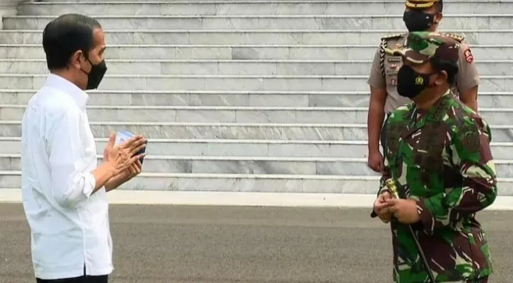 Presiden Jokowi memberikan arahan kepada Panglima TNI Marsekal Hadi Tjahjanto. (foto: Puspen TNI)