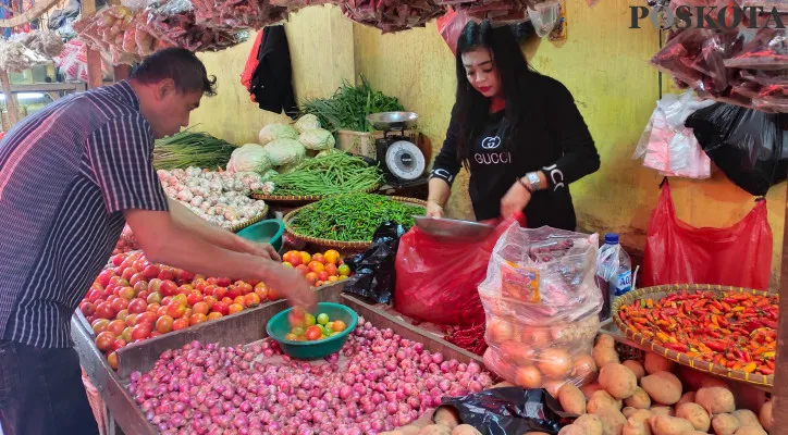 Salah satu penjual sayur sayuran di pasar Rangkabsitung. (yusuf)