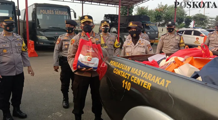 Kapolres Serang AKBP Mariyono saat mengecek paket bantuan yang didistribusikan kepada masyarakat yang terdampak PPKM Darurat. (haryono)