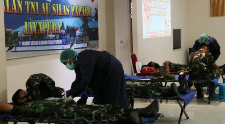 Anggota TNI AU di Lanud Silas Papare donor darah meski tengah dalam pendemi Covid-19. (foto: PuspenTNI)