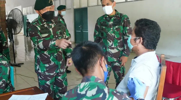 Panglima Kostrad Letjen TNI Dudung Abdurachman, S.E., M.M. tinjau langsung pelaksanaan serbuan vaksinasi Covid-19. (Foto/Penkostrad)