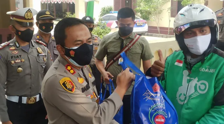 Kapolres Serang AKBP Mariyono saat memberikan paket bantuan sembako kepada pedagang dan pekerja informal. (ist)