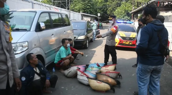 Tiga pejudi sabung ayam berhasil dicokok setelah terjatuh dari loteng saat digerebek polisi. (foto: poskota.co.id/muchamad ifand)