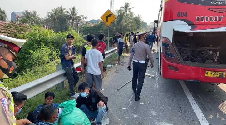 Personel lakalantas Polda Banten dan PJR Induk Ciujung saat memeriksa kondisi penumpang. (foto: ist)