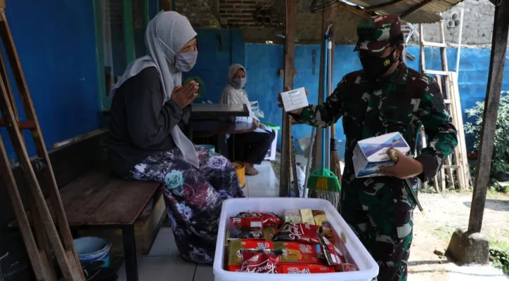 Panglima TNI Marsekal TNI Hadi Tjahjanto melakukan sidak gudang dan pendistribusian obat di Banten, Minggu (18/7/2021). (foto: puspen tni)