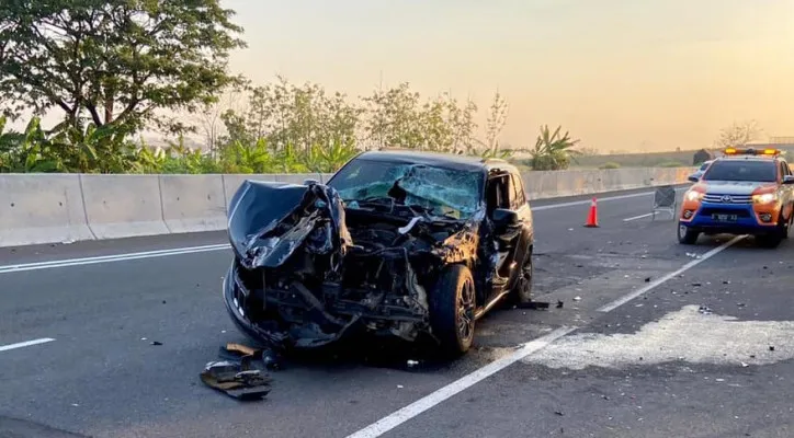 Kecelakaan Jeep Grand Cherokee di tol Kanci arah Jawa Tengah. (foto/fb-Donmemeto)