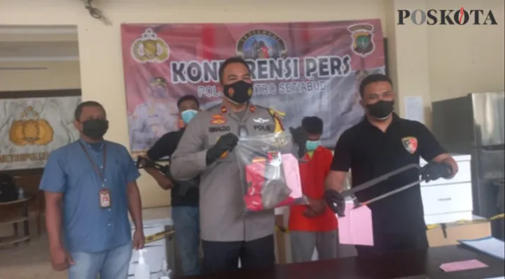 Seorang pencuri besi tiang monorel diciduk Polsek Setiabudi. (foto: adji)