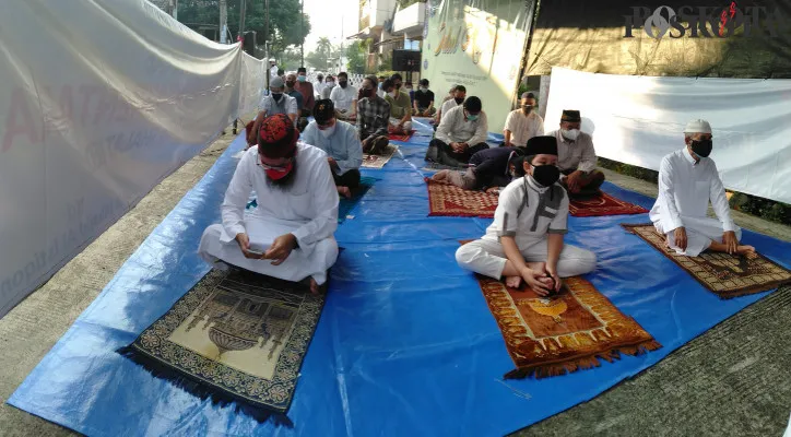 Warga Komplek Bukit Indah, Serua, Ciputat, Tangsel, melaksanakan Salat Idul Adha di Masjid Al-Istiqamah dengan protokol kesehatan. (foto: poskota.co.id/yulian saputra)