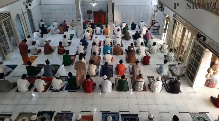 Pelaksanaan salat Idul Adha 1442 Hijriah/2021 Masehi di Masjid Jamie Baitul Muttaqin, Kampung Pondok Ungu, RT 06/07, Kelurahan Medan Satria, Kota Bekasi, hanya untuk jemaah laki-laki, Selasa (20/7/2021). (foto: ist)