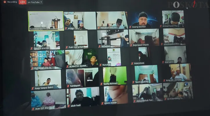 Warga Pamulang, Tangsel, melaksanakan rangkaian Salat Idul Adha 1442 H secara virtual. (foto: poskota.co.id/angga pahlevi)