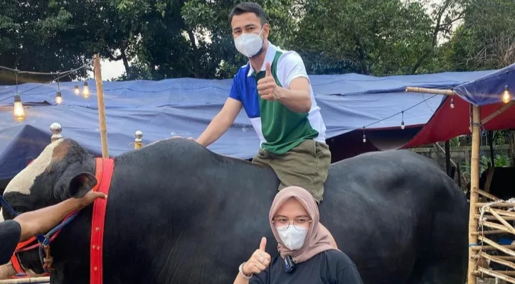 Raffi Ahmad bersama salah satu sapi kurbannya yang dia beri nama si Bager. Sapi berbobot 1 ton lebih ini merupakan kebanggaan warga Gunung Kidul, namun berhasil ia beli dengan harga bersahabat. (foto: instagram/@raffinagita1717)