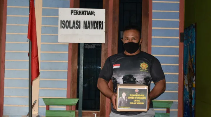 Salah satu anggota yang terpapar Covid-19 mendapat bantuan dari Danrem 174 Merauke. (foto: penrem 174 merauke)