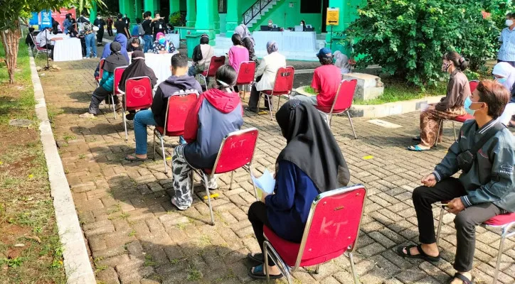 Vaksinasi masal di Kelurahan Cengkareng, Jakarta Barat. (foto: ist)