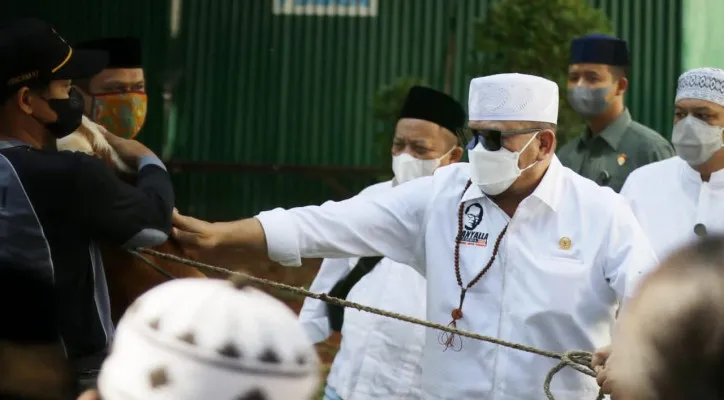 Ketua DPD AA LaNyalla Mahmud Mattalitti saat menyerahkan Sapi Kurban kepada Deputi Bidang Administrasi Lalu Niqman Zahir. (Foto/Ist)