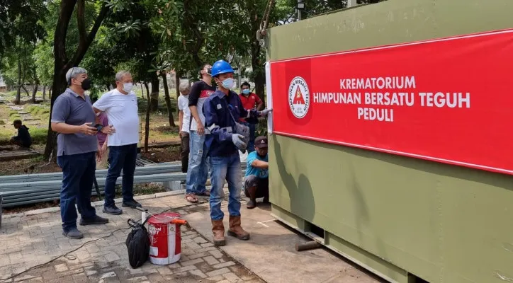 Proses pembangunan krematorium di kompleks TPU Tegal Alur, Kalideres, Jakarta Barat. (foto: ist)