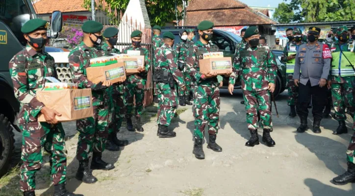 Panglima Kostrad Letjen TNI Dudung Abdurachman dalam kegiatan pembagian nasi kotak. (Penkostrad).