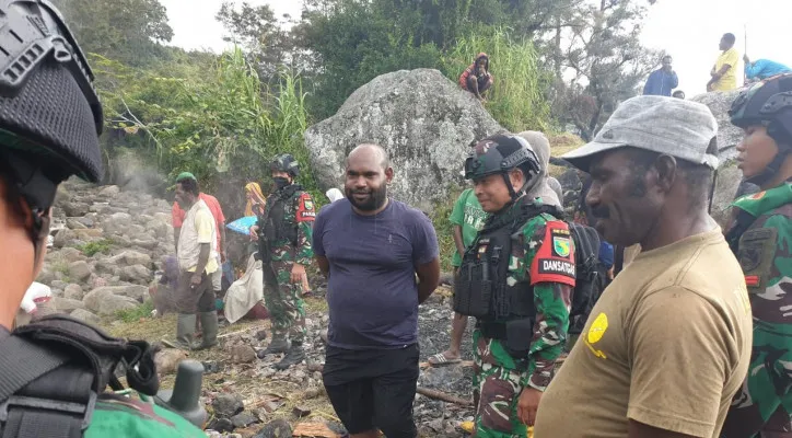 Satgas Pamrahwan Yonif RK 751/VJS Pos Walesi menghadiri dan mengikuti upacara adat bakar batu bersama masyarakat Walesi. (humas)