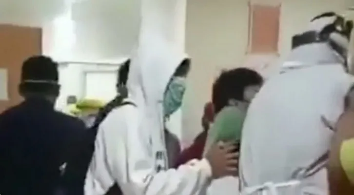 Tangkapan layar kericuhan disertai penusukan di RSUD Ambarawa. (foto: youtube)