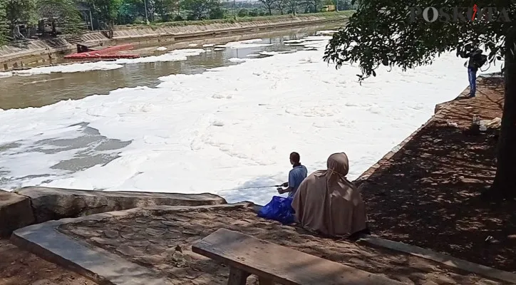 Busa putih menyerupai salju menghampar di permukaan air di BKT Weir 3 Marunda, Cilincing, Jakarta Utara. (yono)