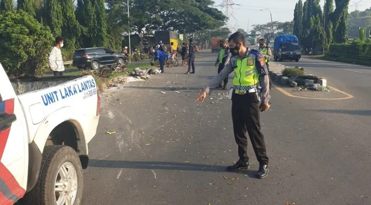 Petugas unit Lakalantas Polres Serang melakukan olah TKP untuk mengetahui penyebab terjadinya kecelakaan. (foto: ist)