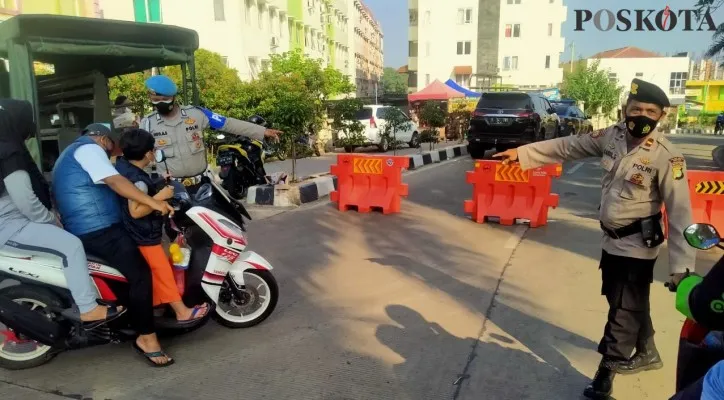 Anggota Polsek Sukmajaya menyekat Jalan utama Perum GDC yang akan menuju Alun-Alun Kota Depok, banyak pengendara motor diputer balik. (Foto/Poskota.co.id/Angga)