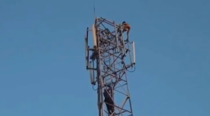 Seorang laki-laki inisial NI (34) tewas usai nekat melompat dari tower setinggi 30 meter di Kalideres, Jakarta Barat. (ist)