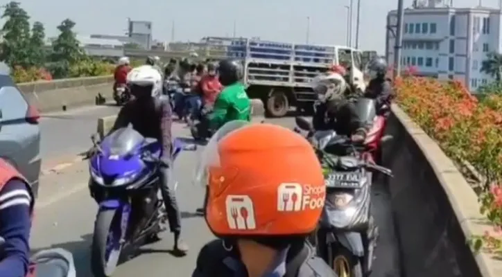 Sebuah truk mengalami kecelakaan tunggal di Fly Over Pesing, Grogol Petamburan, Jakarta Barat, Selasa (27/7/2021). (foto: ist)