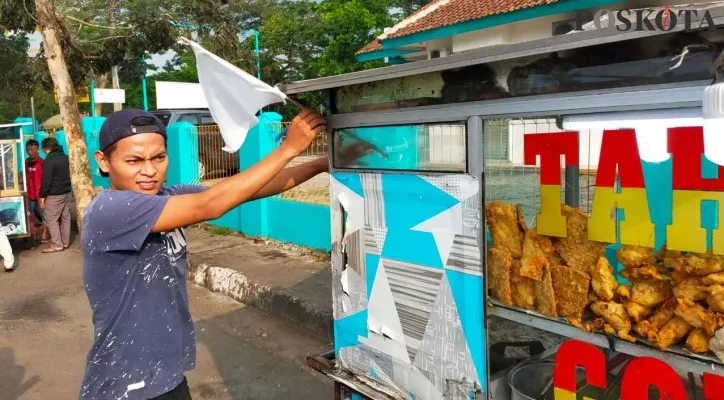 PKL di Lebak kibarkan bendera putih. (foto: yusuf permana)