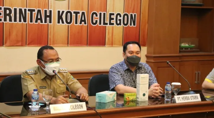 Wali Kota Cilegon Helldy Agustian didampingi Marketing Manager dari PT Herba Utama, Frendi P Rachman. (foto: ist)