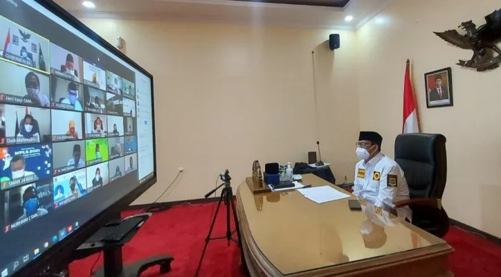 Gubernur Banten, Wahidin Halim saat pengarahan secara virtual kepada Kepala SMA, SMK, SKh serta KCD se-Provinsi Banten, Rabu (28/7/2021). (foto: ist)